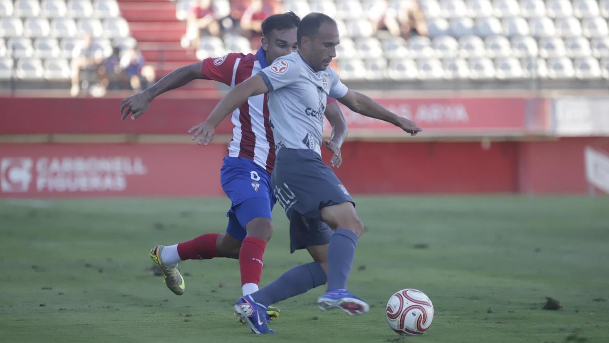 Nacho Martínez, lateral del FC Cartagena, durante el partido frente al Algeciras.
