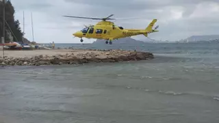 Logran reanimar a un bañista de 73 años que ha sufrido un infarto en la playa del Portet de Moraira