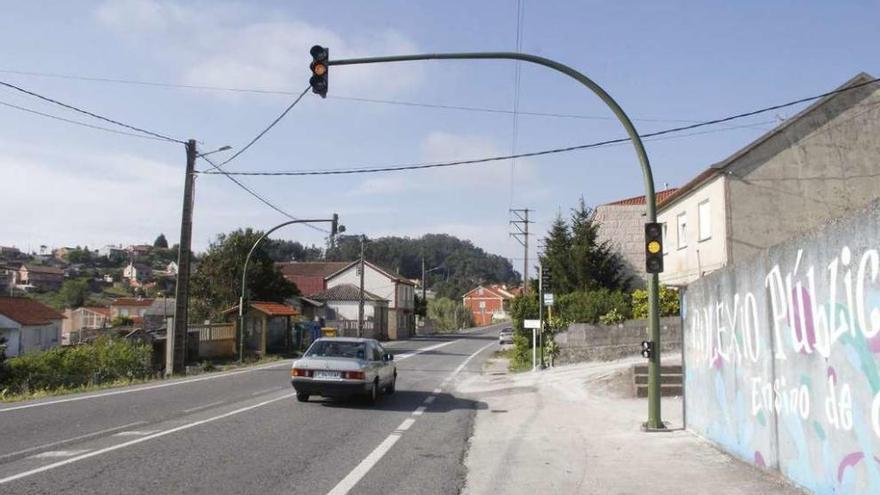 Semáforos instalados en la carretera PO-551 a la altura de Ardán. // Santos Álvarez