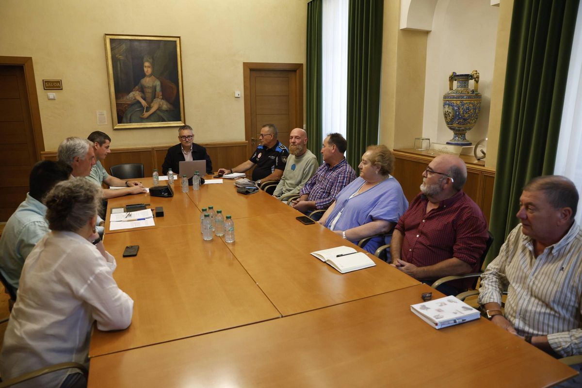 En el sentido de las agujas del reloj, Luisa Muñiz, Bryan Fernández, Tino Mendoza, Javier Méndez, Gilberto Villoria, Vicente Alonso,  José Luis Fernández, José Manuel Cadavieco, Consuelo González, José Berdayes y Miguel Llanos, hoy por la mañana, durante la reunión en el Ayuntamiento.