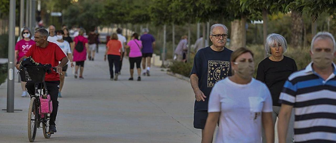 Ciudadanos, en plena pandemia, paseando en la Fase 1.