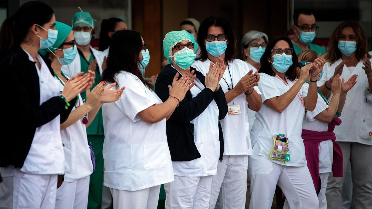 Los sanitarios también salían a aplaudir a las puertas de los centros a las 20.00 horas