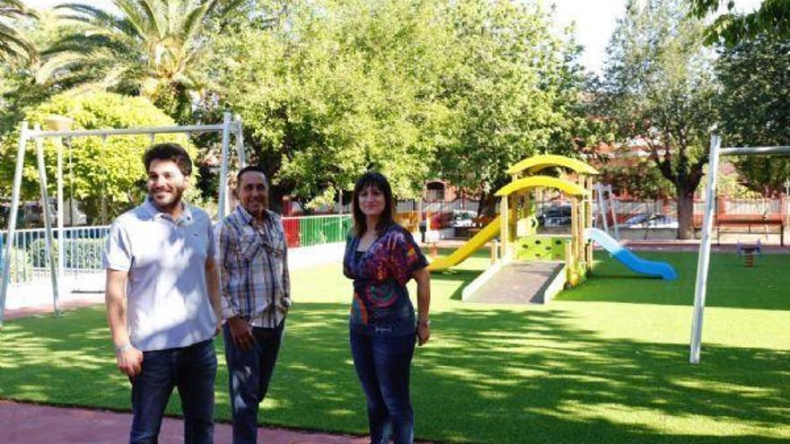 El parque municipal Casto Lozano de Navalmoral se dota de juegos para los más pequeños