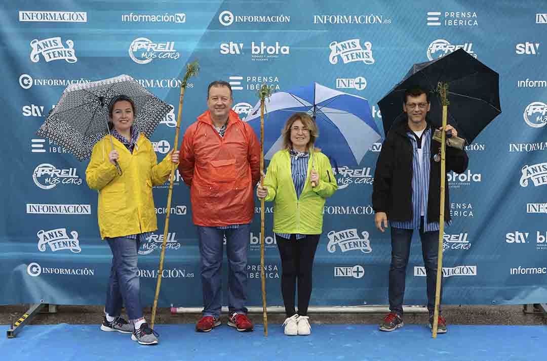 La lluvia no impide a los Romeros fotografiarse en photocall del Diario Información.Segunda parte