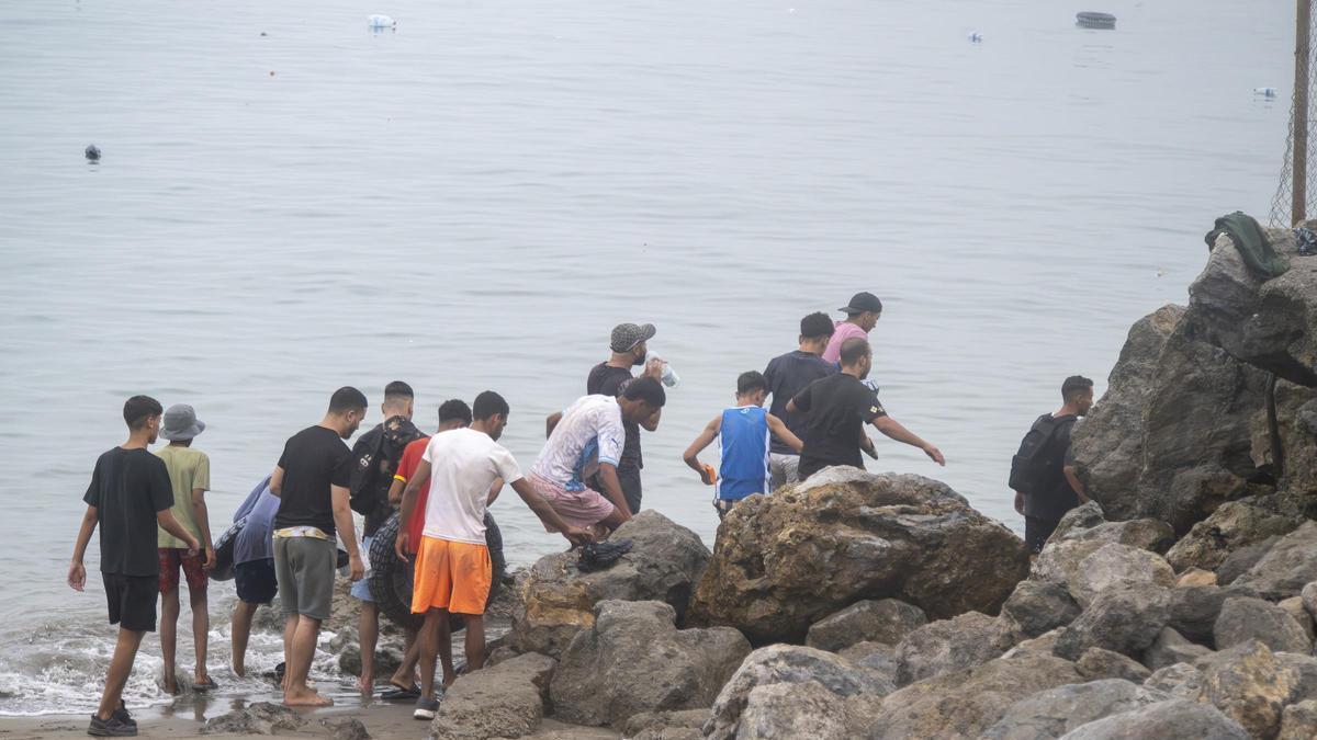 Decenas de personas procedentes de Marruecos intentan cruzar la frontera de Ceuta