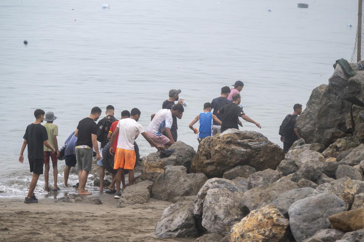 Decenas de personas procedentes de Marruecos intentan cruzar la frontera de Ceuta