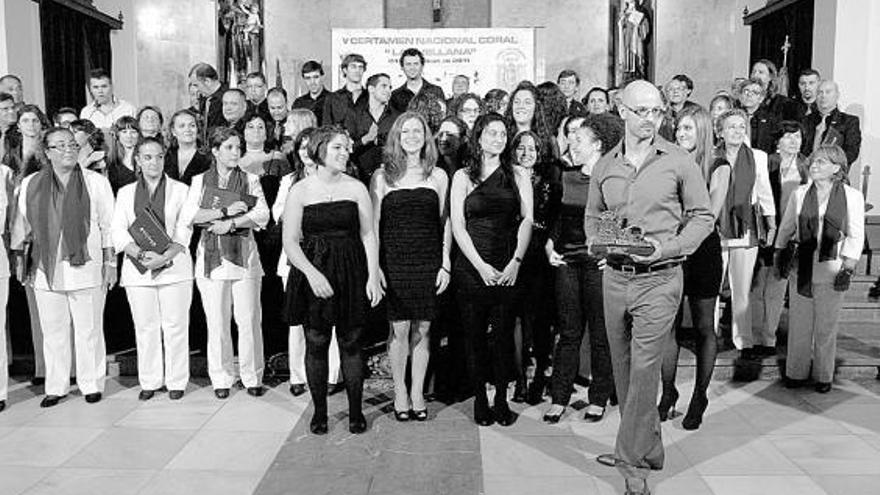 El director de «Proxecto Vocal Concerto Tempo», José Antonio García Mato, con el premio, delante del resto de coros. A la derecha, el coro ganador, durante su actuación, ayer, en Infiesto.