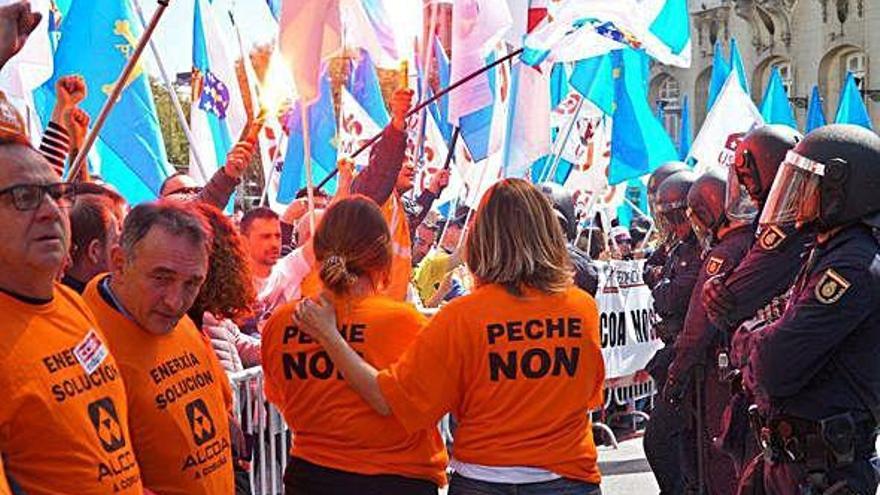 Protesta en Madrid, en marzo pasado, contra el cierre de las plantas de Alcoa en A Coruña y Avilés.