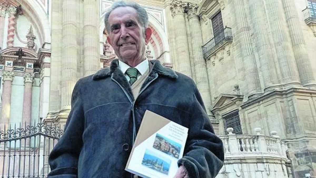 José Antonio Portillo Cruz, esta semana con su libro delante de la Catedral de Málaga.