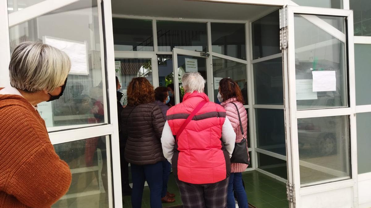 Protesta a las puertas del centro de salud de Guadalupe.