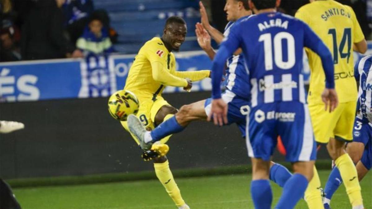 Nicolas Pépé armando el gran disparo que supuso el golazo y el empate del Villarreal ante el Alavés