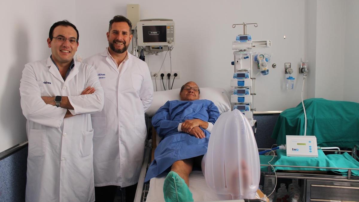 Los doctores Octavio de la Torre y Juan Carlos Moy junto a un paciente con pie diabético tratado con la bota TWO2