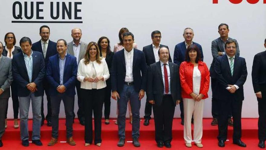 Pedro Sánchez (centro) posa con los barones territoriales del PSOE; Besteiro, derecha, 2ª fila. // Efe