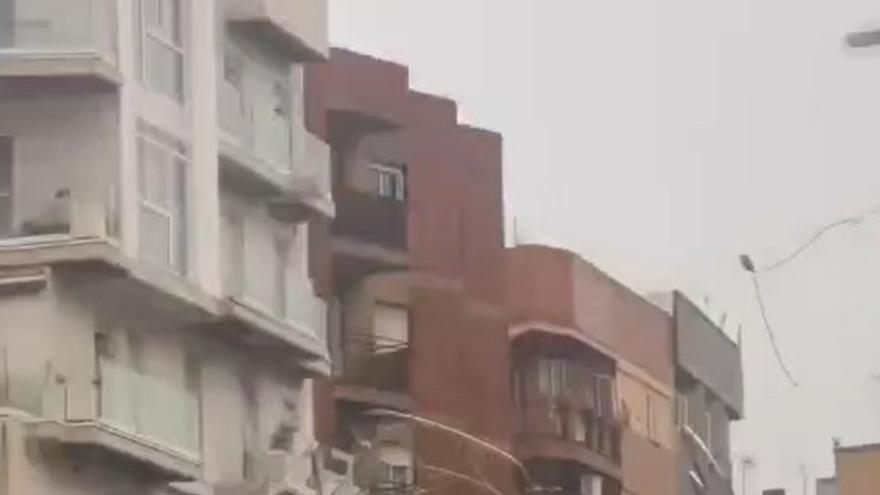 Vídeo | Un adorno de navidad amenaza con caer en San Roque