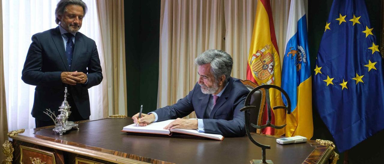 El presidente del Consejo General del Poder Judicial, Carlos Lesmes, firma el libro de visitas del Parlamento acompañado por el presidente Gustavo Matos. | | CARSTEN W. LAURITSEN