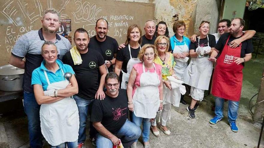 En Leceñes ganan fuerzas con fabada para festejar Santa Apolonia