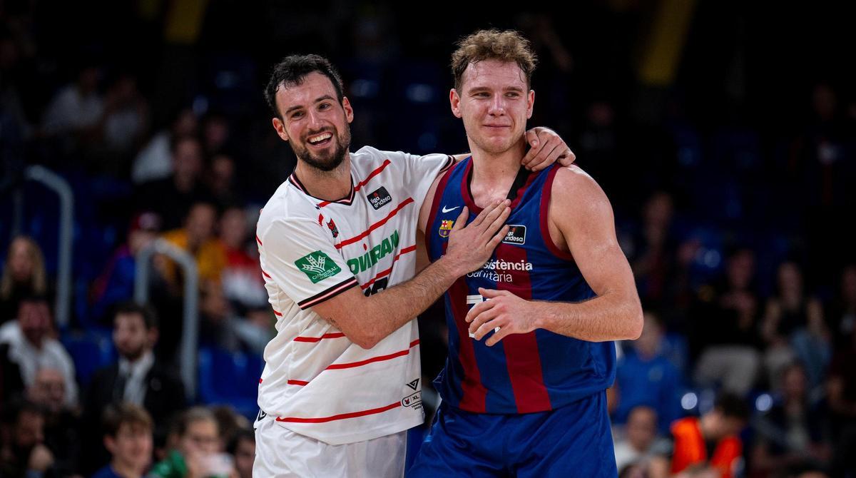 Jokubaitis recibe la felicitación de Lluis Costa tras el encuentro ante el Covirán