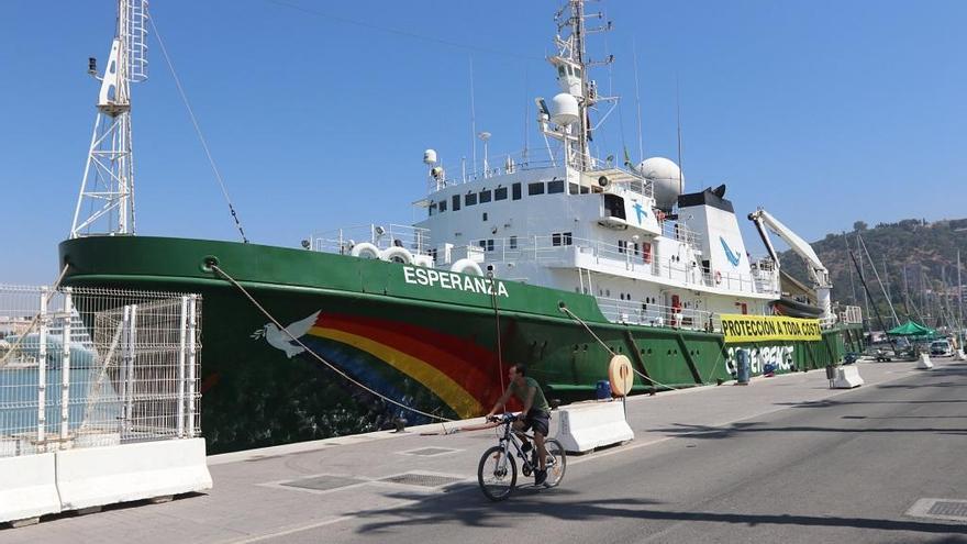 El barco de Greenpeace está en el Puerto de Málaga.