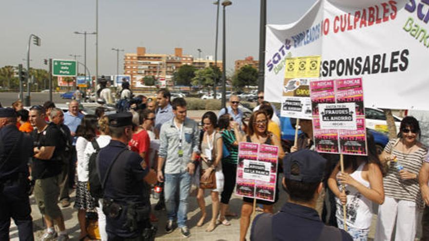 Un grupo de accionistas minoritarios protagoniza protestas