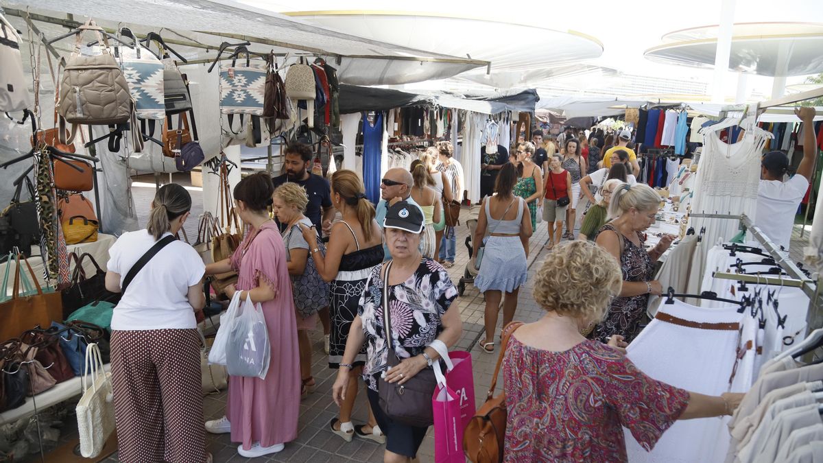 Público en el mercadillo de Las Setas en Noreña.