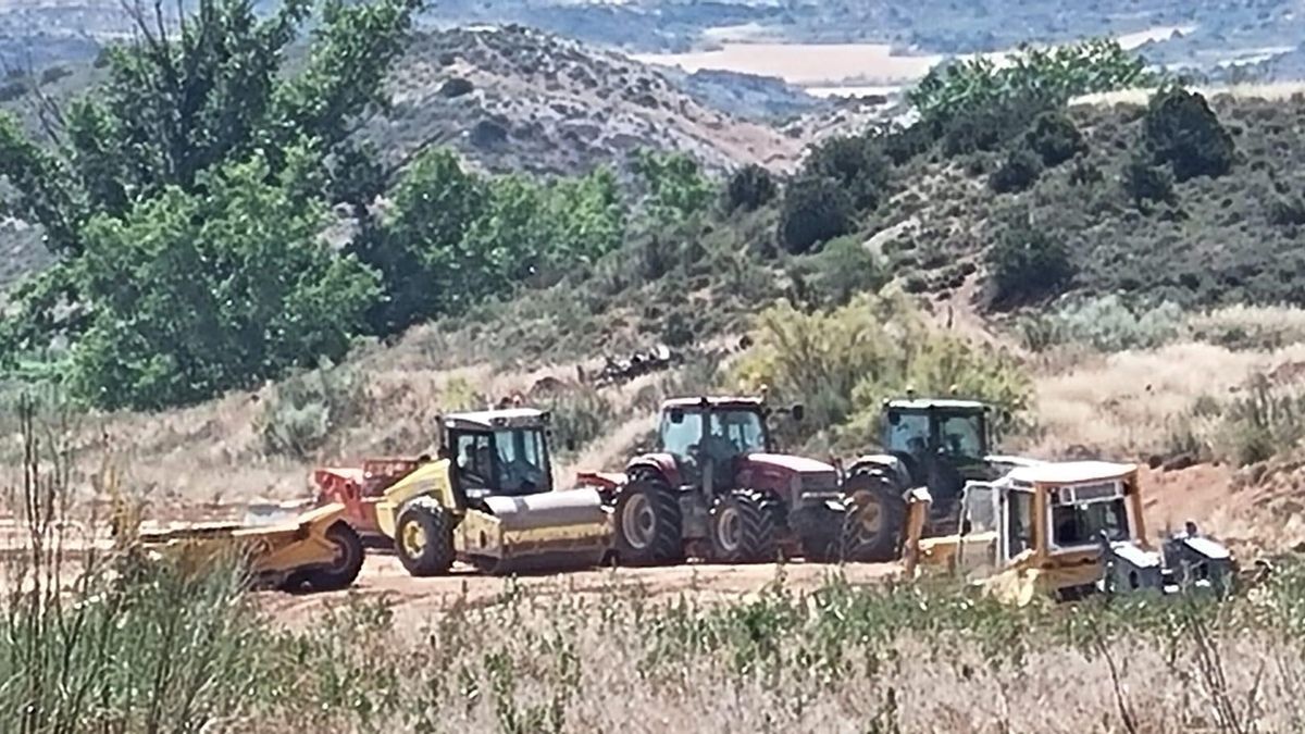 Máquinas trabajando en el polígono de Valmuel antes de la paralización de las obras.