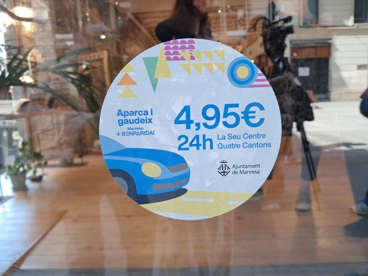L'adhesiu que s'ha repartit pels comerços