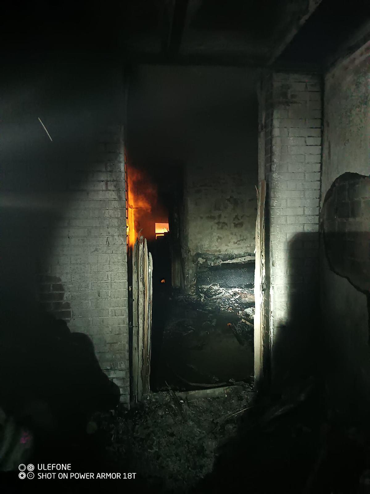 Un momento del incencio de esta madrugada en Oliver.