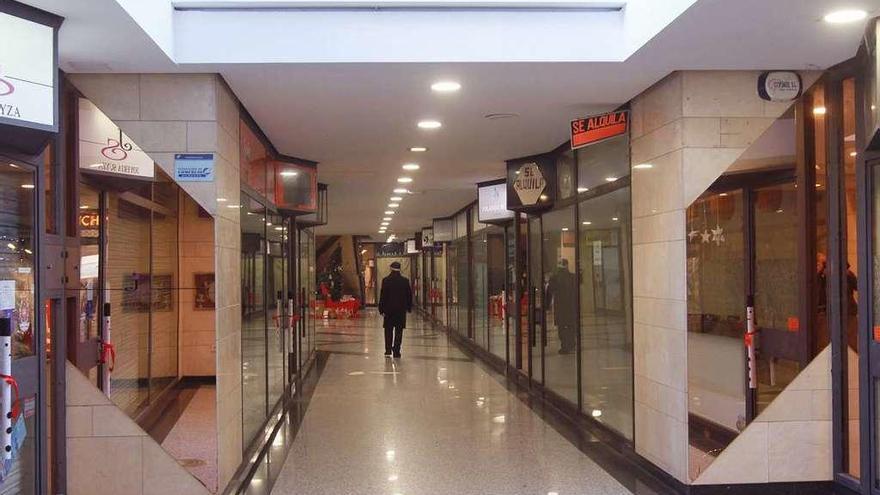 Galerías comerciales en Ourense, con sucesión de locales en alquiler. // Iñaki Osorio