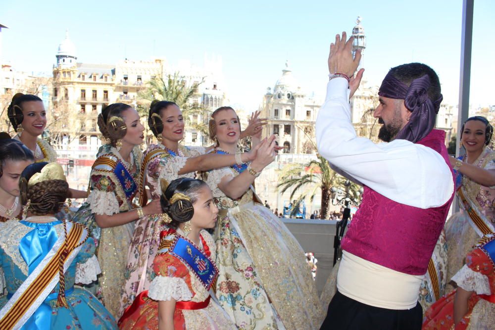 Pere Fuset y la corte bailan con el "Amunt Valencia"