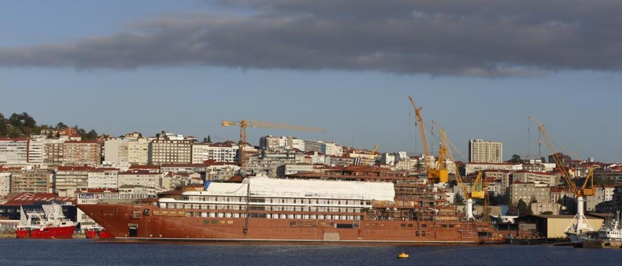 El crucero ultrapremium &quot;Evrima&quot;, en el muelle del astillero HIjos de J. Barreras de Vigo. // Ricardo Grobas