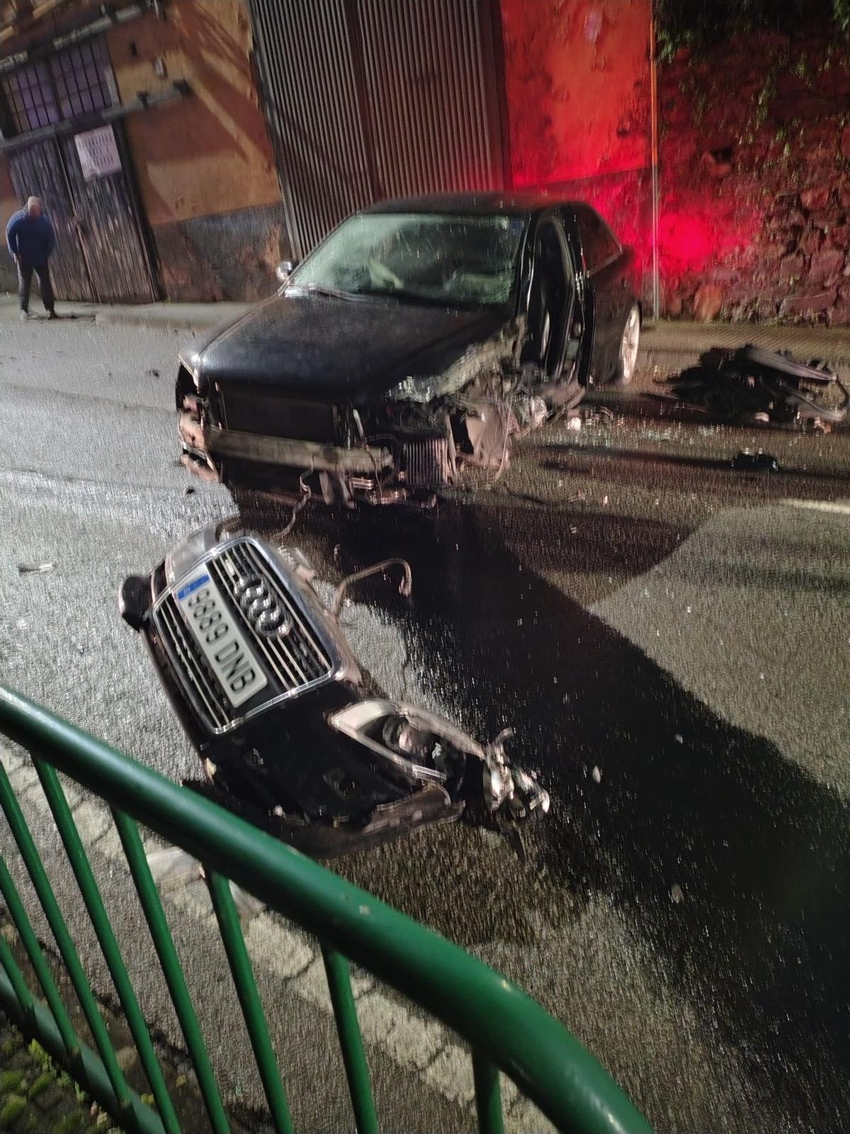 Uno de los coches implicados en el accidente del centro de Cangas del Narcea.
