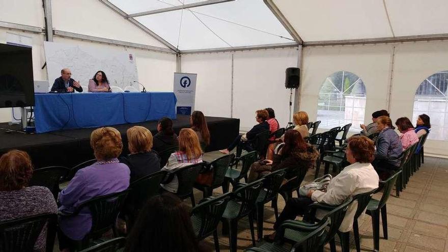 Adolfo Maquinay e Isabel Fernández, durante la charla de ayer sobre la importancia de las oficinas de información al consumidor.