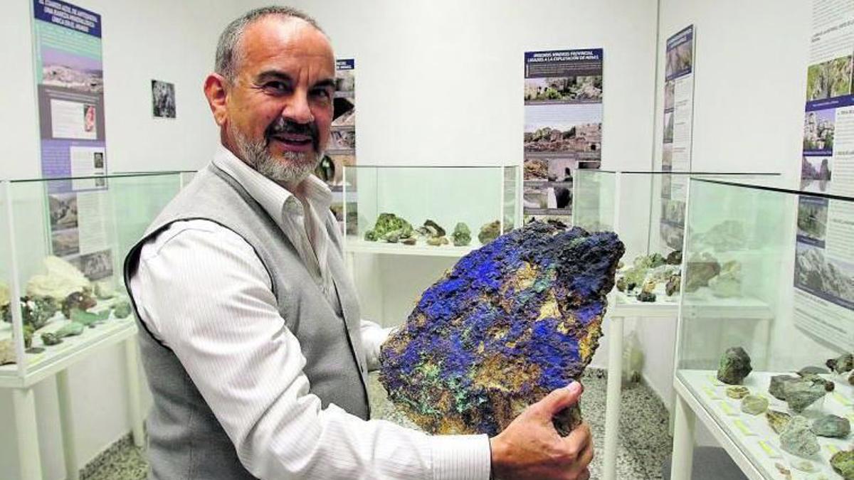 Juan Carlos Romero, en el aula museo en 2020, con una pieza de cobre del Puerto de la Torre.