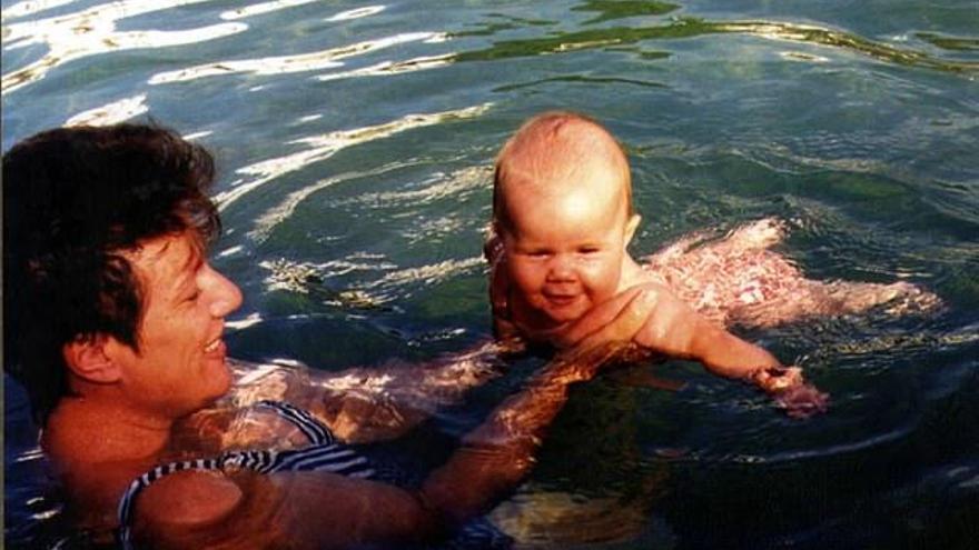 Una imagen de archivo de Kathleen Folbigg con su cuarta hija, Laura.