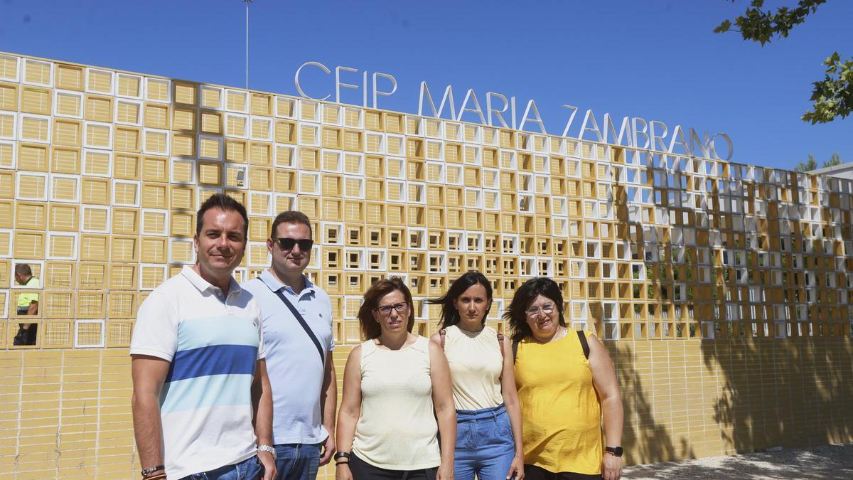 Representantes de la asociación de vecinos de Parque Venecia y de las Ampas de los dos colegios, el pasado viernes, posan para EL PERIÓDICO ante el centro María Zambrano.