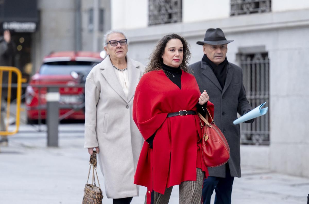 Las investigadas Carmen Pano (i) y Leonor González (d) junto a su abogado Javier Gómez Bermúdez