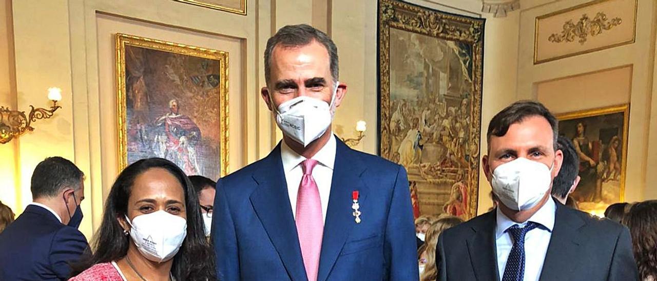 El Rey Felipe VI -centro-, la empresaria Yukonda Esparragoza y su marido Yuri De la Fuente, el viernes, en el Palacio Real. | | LP/DLP