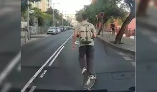 Conducción temeraria en Canarias: cerca de matarse mientras iba en patinete