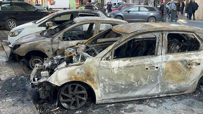 Un incendiario siembra el caos en Patraix al quemar 18 contenedores y causar daños en 32 vehículos y tres edificios de València