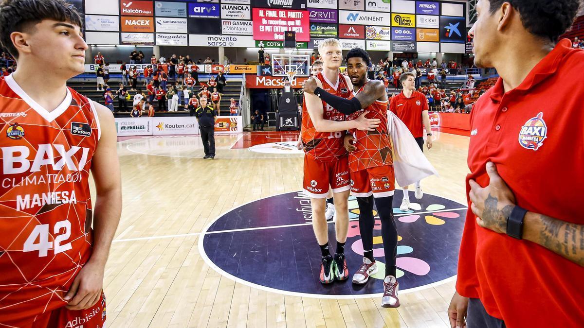 Jugadors del Bàsquet Manresa celebren una victòria al centre de la pista del Nou Congost