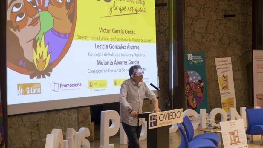 Así es el pupitre gitano: un escritorio incómodo para luchar contra la desigualdad