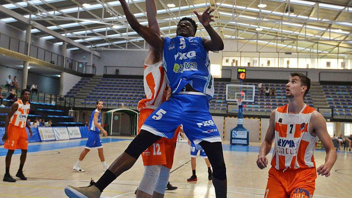 Taiwo Badmus lucha bajo canasta en un partido disputado en Marín contra el Leyma.