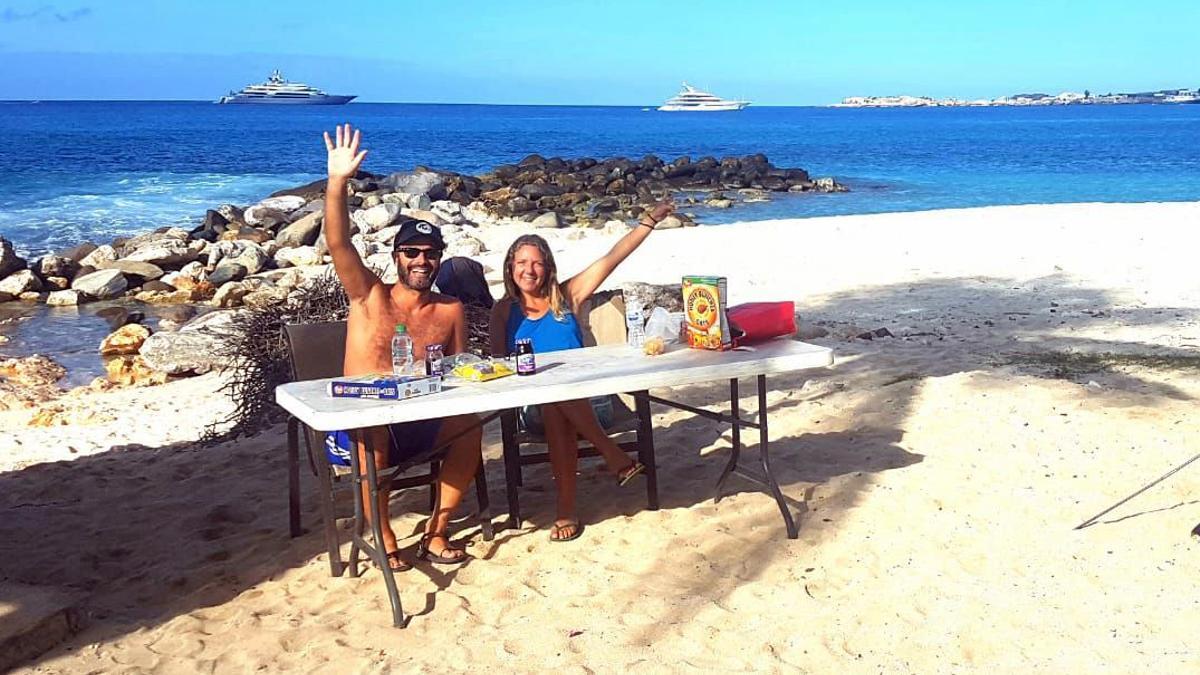 Confinats en una tenda de campanya en una platja del Carib