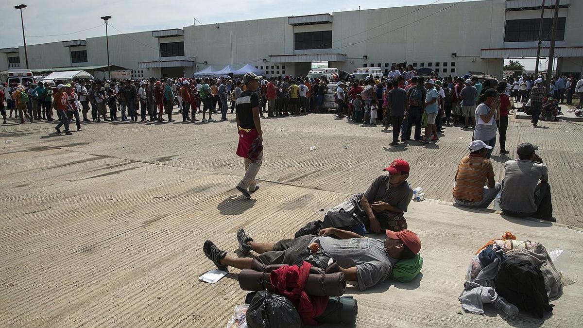 Caravana migrante espera ayuda del gobierno mexicano para continuar