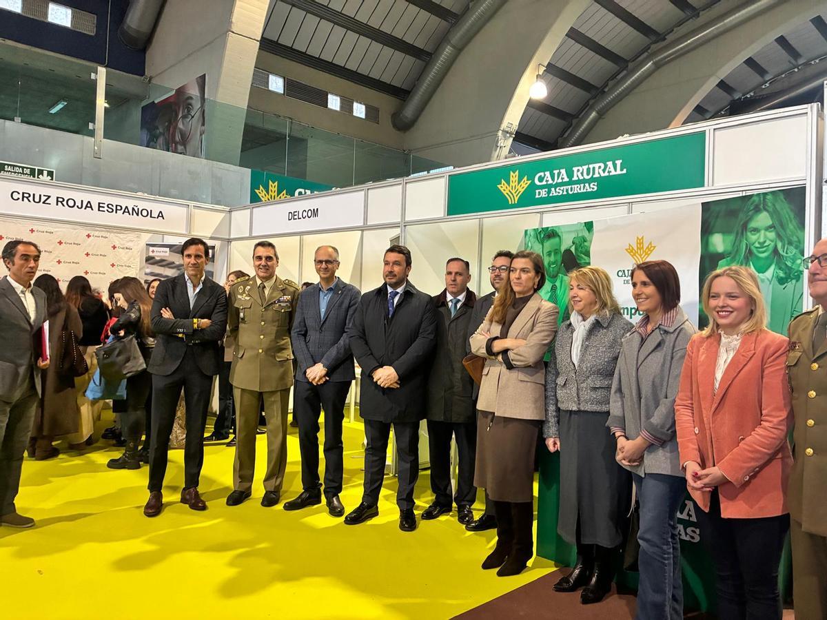 Responsables políticos locales y regionales así como participantes y organizadores de la Feria Talento Joven, esta mañana en Avilés.