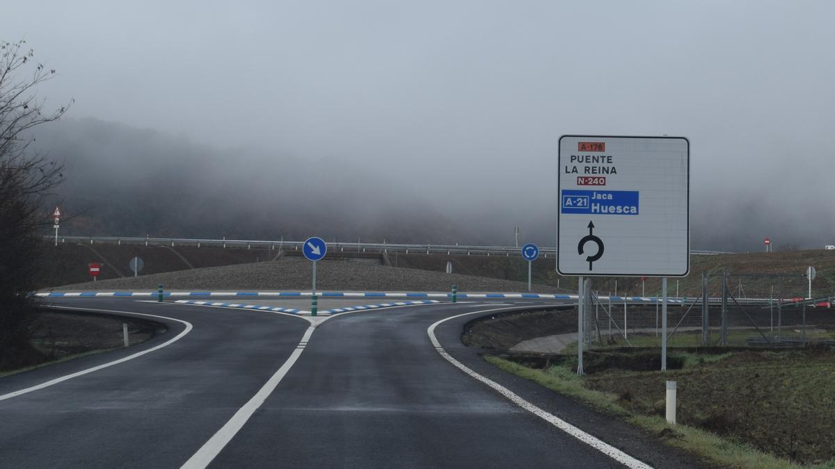 Rotonda de distribución del tráfico en las cercanías de Puente la Reina.