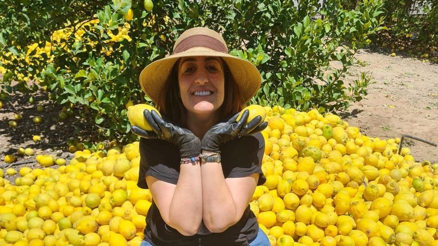 La influencer agricultora de Los Montesinos que cuenta sin filtro su día a día en el campo