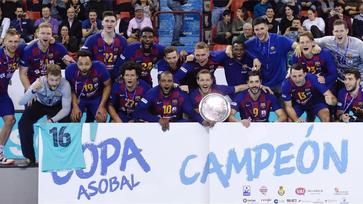 Los jugadores del F.C Barcelona celebran un título de la Copa Asobal