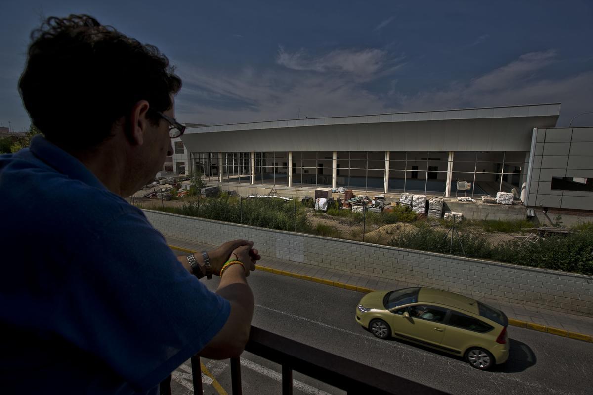 Así quedó el edificio varios años después de paralizarse las obras en Santa Pola