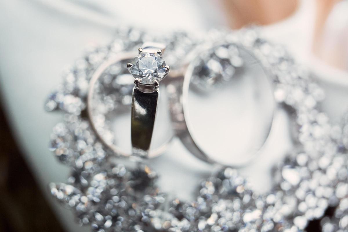Un anillo de plata junto a otras joyas